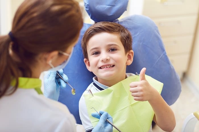 Tratamiento dental en una clínica para niños